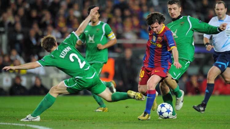 Lionel Messi berusaha keras untuk melewati pemain FC Rubin Kazan pada laga Liga Champions 07/12/10. LLUIS GEN / AFP / Getty Images Copyright: © LLUIS GEN / AFP / Getty Images