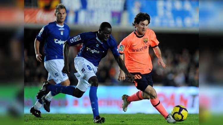 Lionel Messi duel dengan pemain pemain Xerez pada laga Laliga Spanyol di Estadio Municipal de Chapin 02/12/09. Jasper Juinen / Getty Images Copyright: © Jasper Juinen / Getty Images