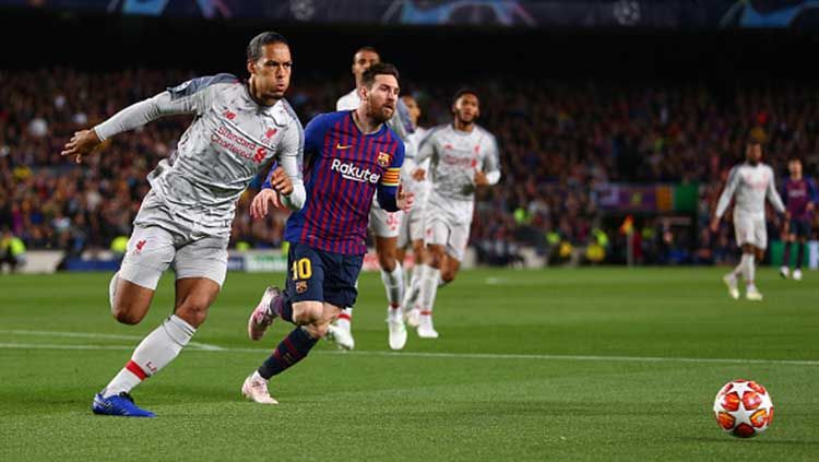 Virgil van Dijk dan Lionel Messi duel berusaha untuk mendapatkan bola. Robbie Jay Barratt - AMA/Getty Images Copyright: © Robbie Jay Barratt - AMA/Getty Images