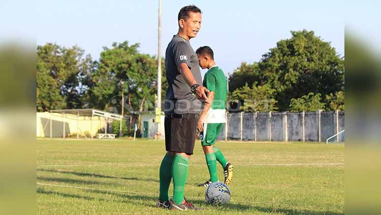 Djadjang Nurdjaman ketika memimpin Persebaya di Lapangan Jenggolo, Sidoarjo. Copyright: © Fitra Herdian/INDOSPORT