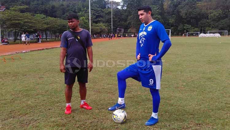 Esteban Vizcarra kembali berlatih bersama Persib Bandung pasca menjalani operasi lutut. Arif Rahman/INDOSPORT Copyright: © Arif Rahman/INDOSPORT