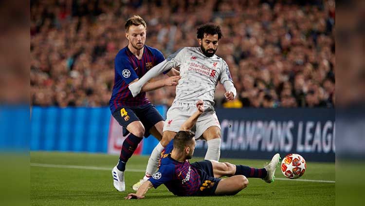 Jordi Alba dan Ivan Rakitic gagalkan aksi Mohamed Salah pada laga semifinal Liga Champions leg 1 di Camp Nou. Quality Sport Images/Getty Images Copyright: © Quality Sport Images/Getty Images