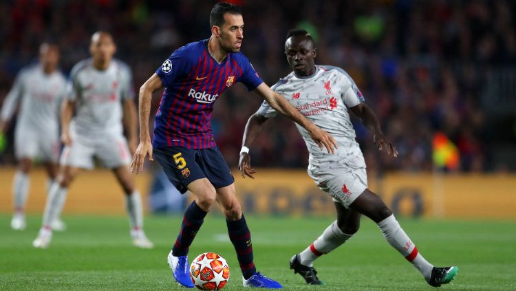 Sergio Busquets mengontrol bola dibayangi oleh Sadio Mane di leg pertama semifinal Liga Champions: Barcelona vs Liverpool, Kamis (02/05/19). Copyright: © Catherine Ivill/Getty Images