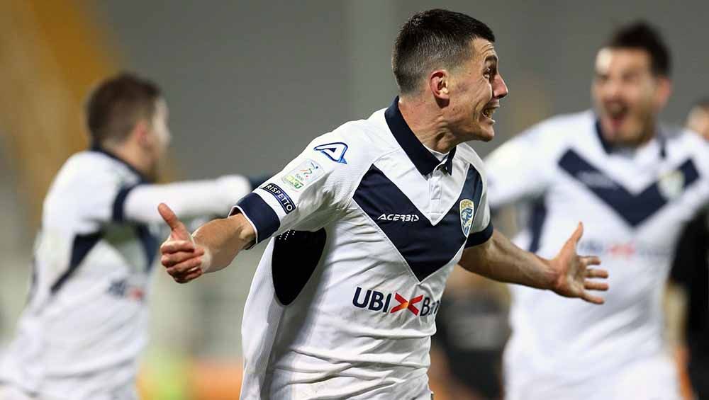 Selebrasi pemain Brescia Calcio, Dimitri Bisoli setelah mencetak gol ke gawang Ascoli Calcio. Foto: Danilo Di Giovanni/NurPhoto via Getty Images Copyright: © Danilo Di Giovanni/NurPhoto via Getty Images