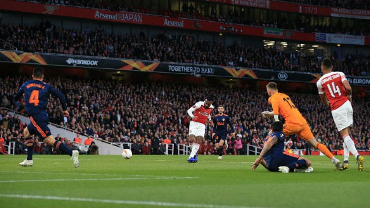 Alexandre Lacazette Mencetak gol Copyright: © Marc Atkins/Getty Images