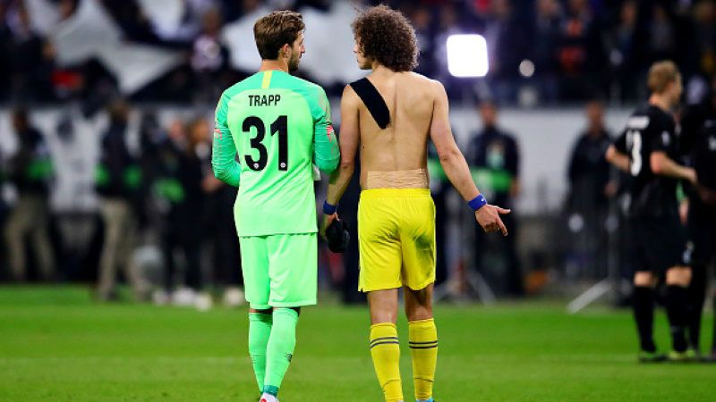 Kiper Frankfurt, Kevin Trapp sedang berbincang dengan bek Chelsea, David Luiz usai laga, Jumat (03/05/19), Chris Brunskill/Fantasista/Getty Images Copyright: © Chris Brunskill/Fantasista/Getty Images