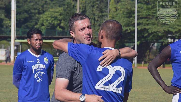 Miljan Radovic melakukan perpisahan dengan para pemain Persib Bandung. Copyright: © Twitter.com/persib