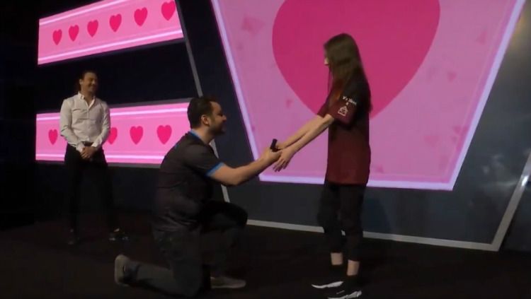 Pemain eSports melamar sang kekasih. Copyright: &copy; Twitter/PEL Esports