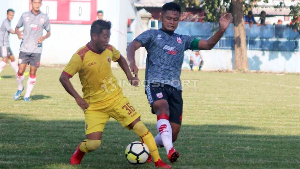 Duel pemain Sriwijaya FC dan pemain Persis Sola dalam uji coba. Foto: Ronald Seger Prabowo/INDOSPORT Copyright: © Ronald Seger Prabowo/INDOSPORT