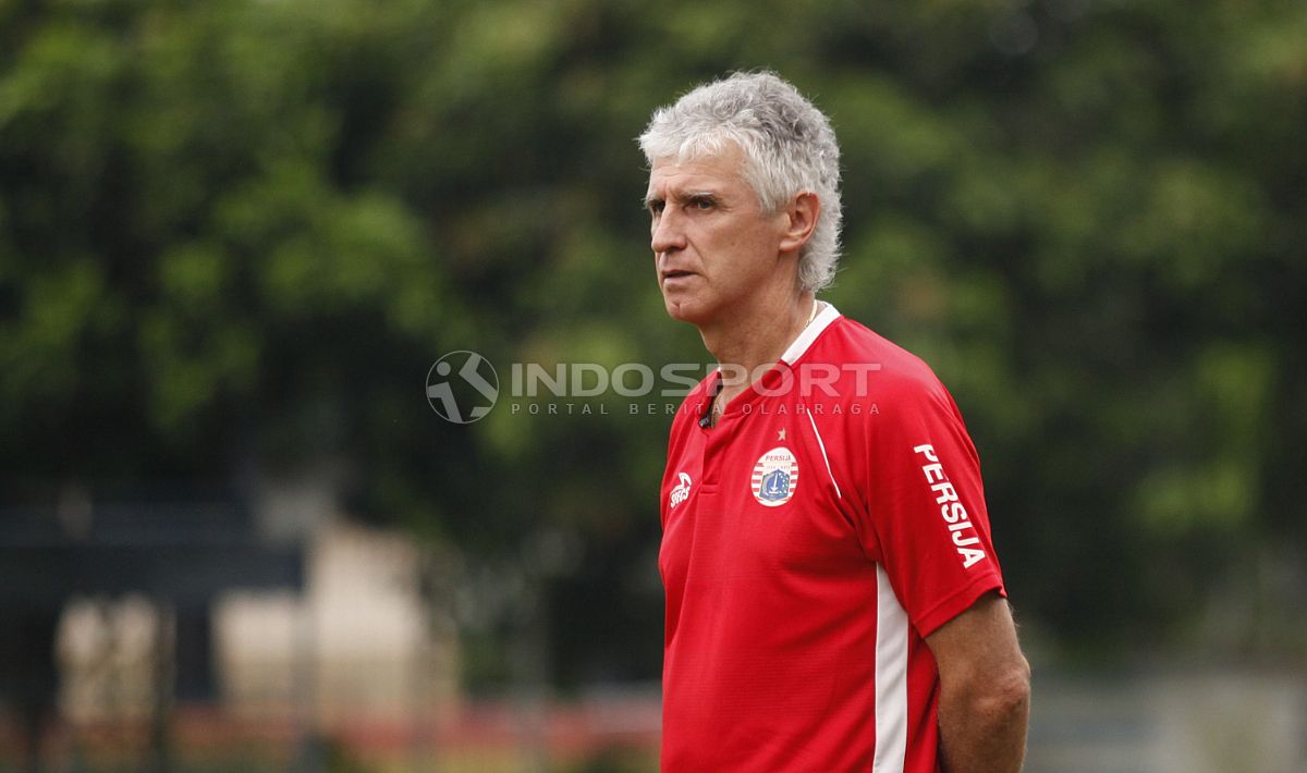 Pelatih Persija Ivan Kolev saat latihan Persija Jakarta jelang leg kedua babak 8 besar Piala Indonesia lawan Bali United di Lapangan PS AU TNI Halim Perdanakusuma, Jakarta Timur, Jumat (3/5/19). Foto: Herry Ibrahim/INDOSPORT Copyright: © Herry Ibrahim/INDOSPORT