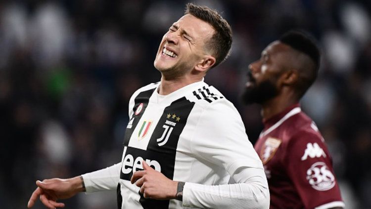 Juventus tertinggal dari Torino di babak pertama Copyright: © MARCO BERTORELLO/AFP/Getty Images