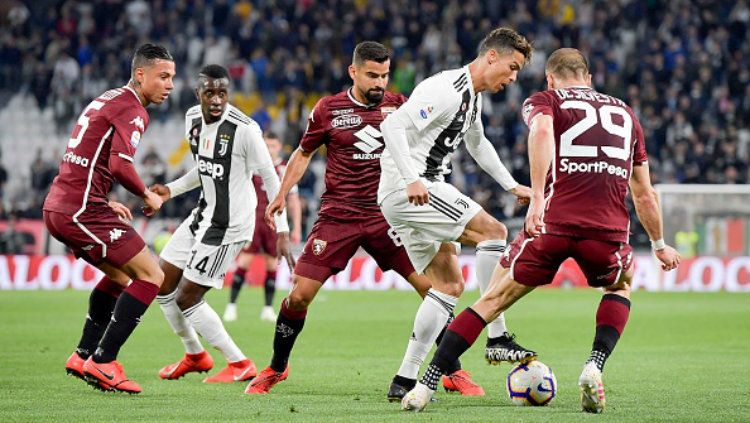 Cristiano Ronaldo berusaha melewati beberapa pemain Torino Copyright: &copy; Daniele Badolato - Juventus FC/Juventus FC via Getty Images