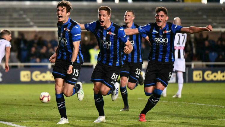 Para pemain Atalanta sedang berselebrasi merayakan gol Copyright: © Paolo Magni /ANSA via AP