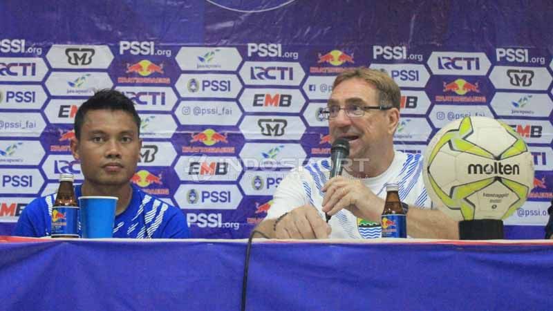Pelatih Persib Bandung, Robert Rene Alberts (kanan) ditemani pemainnya Dedi Kusnandar seusai pertandingan menghadapi Borneo FC di Stadion Si Jalak Harupat, Kabupaten Bandung, Sabtu (04/05/2019). Foto: Arif Rahman/INDOSPORT Copyright: © Arif Rahman/INDOSPORT