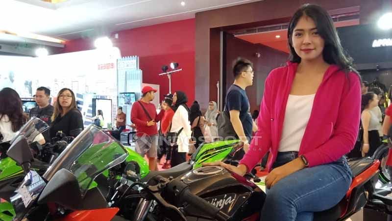 Dinda Prasca, mahasiswi cantik yang berpengalaman di bidang otomotif. Foto: Shintya Anya Maharani/INDOSPORT Copyright: © Shintya Anya Maharani/INDOSPORT