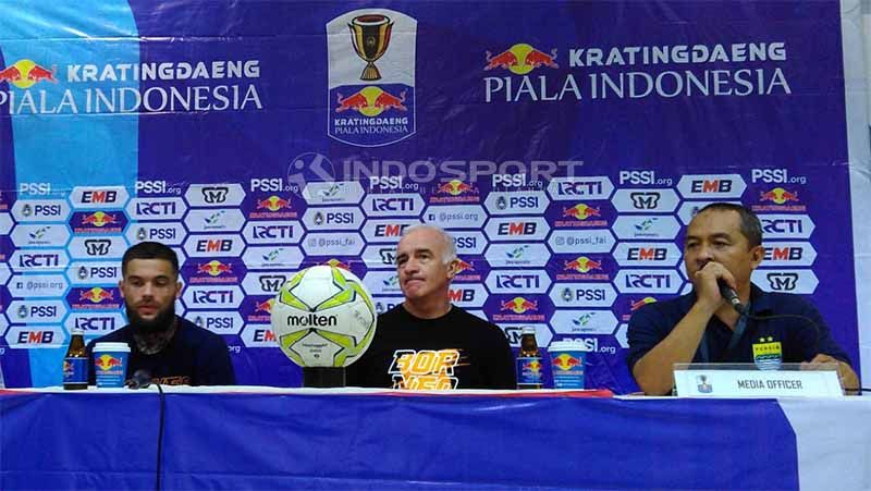 Pelatih Borneo FC, Mario Gomez (tengah) ditemani pemainnya Diego Michiels (kiri) seusai pertandingan menghadapi Persib Bandung di Stadion Si Jalak Harupat, Kabupaten Bandung, Sabtu (4/5/19). Foto: Arif Rahman/INDOSPORT Copyright: © Arif Rahman/INDOSPORT