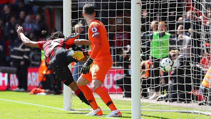 Sundulan pemain Bournemouth, Nathan Ake membobol gawang Tottenham Hotspur pada Liga Premier di Vitality Stadium Sabtu (04/05/2019) di Bournemouth, Inggris. Foto: Warren Little/Getty Images Copyright: © Warren Little/Getty Images
