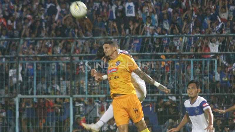 Duel pemain Arema FC vs PSIS Semarang, Sabtu (04/05/2019). Foto: Ronald Seger Prabowo/INDOSPORT Copyright: © Ronald Seger Prabowo/INDOSPORT