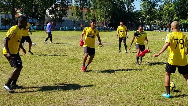 Esaiah Pello Benson (kiri) menjalani trial bersama Sriwijaya FC. Copyright: © Muhammad Effendi/INDOSPORT