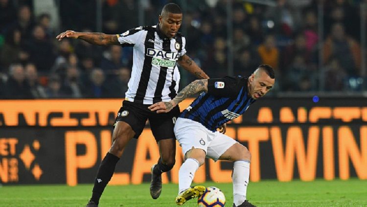 Radja Nainggolan (kana) berduel dengan pemain Udinese dalam laga pekan ke-35 Liga Primer Inggris, Minggu (05/05/19). Alessandro Sabattini/Getty Images. Copyright: © Alessandro Sabattini/Getty Images