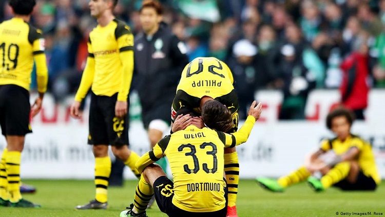 Para pemain Dortmund kecewa usai ditahan imbang 2-2 oleh Werder Bremen, Minggu (05/05/19). Copyright: © Twitter @ZyiteGadgets