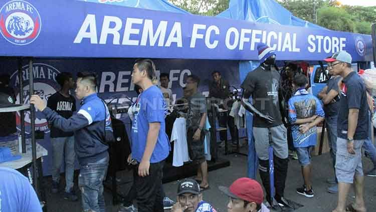 Suasana Arema FC official store yang ramai dikunjungi Aremania. Ian Setiawan/INDOSPORT Copyright: © Ian Setiawan/INDOSPORT