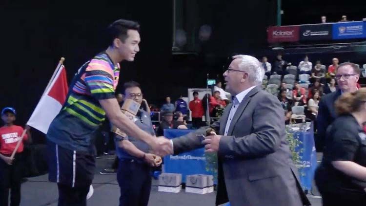 Jonathan Christie berhasil menerima penghargaan sebagai juara  New Zealand Open. Copyright: © Badminton Talk