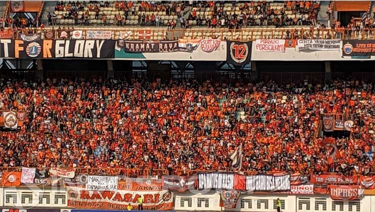 Aksi The Jakmania dalam mendukung Persija Jakarta di Liga 1 2019. Copyright: © Zainal Hasan/INDOSPORT