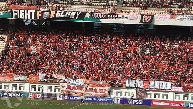 Jakmania, fans klub Shopee Liga 1 2019, Persija Jakarta mendapat jatah yang cukup banyak saat lawan Arema FC. Copyright: © Zainal Hasan/INDOSPORT