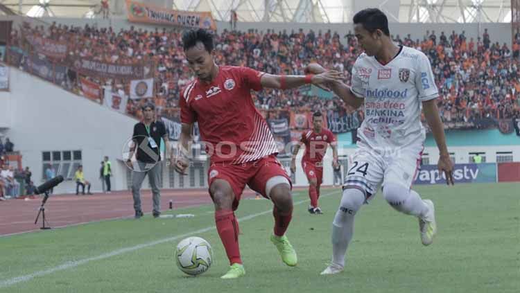 Novri Setiawan dikartu merah di laga Persija melawan Persib. Copyright: © Abdul Aziz/INDOSPORT