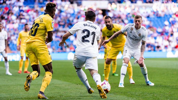 Pemain Real Madrid dan Villarreal berjibaku memperebutkan bola Copyright: © Sonia Canada/Getty Images