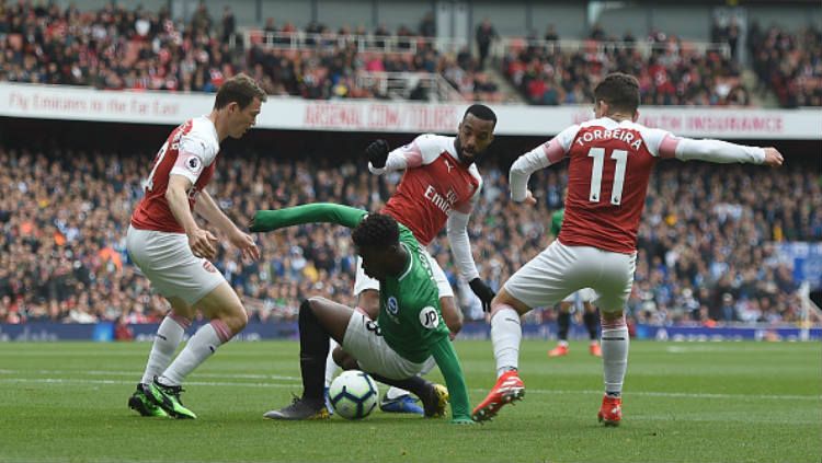 Pemain Arsenal coba merebut bola dari Brighton Copyright: © Daniel Hambury/EMPICS/PA Images via Getty Images