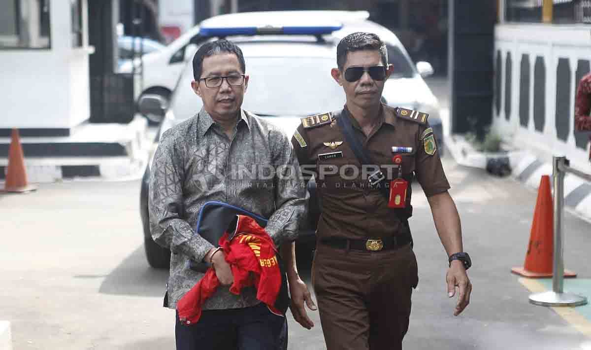 Joko Driyono (kiri) tiba di Pengadilan Negeri Jakarta Selatan untuk mengikuti sidang perdana kasus Pengerusakan Barang Bukti Pengaturan Skor, Senin (06/05/19). Foto: Herry Ibrahim/INDOSPORT Copyright: © Herry Ibrahim/INDOSPORT