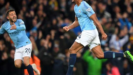 Selebrasi dari Vincent Kompany (kanan) bersama rekannya, Bernardo Silva saat unggulkan Man City atas Leicester City. Copyright: © Michael Regan/Getty Images