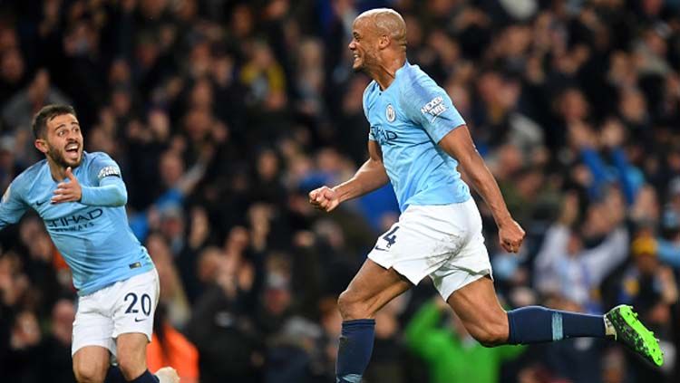 Selebrasi dari Vincent Kompany (kanan) bersama rekannya, Bernardo Silva saat unggulkan Man City atas Leicester City. Copyright: © Michael Regan/Getty Images