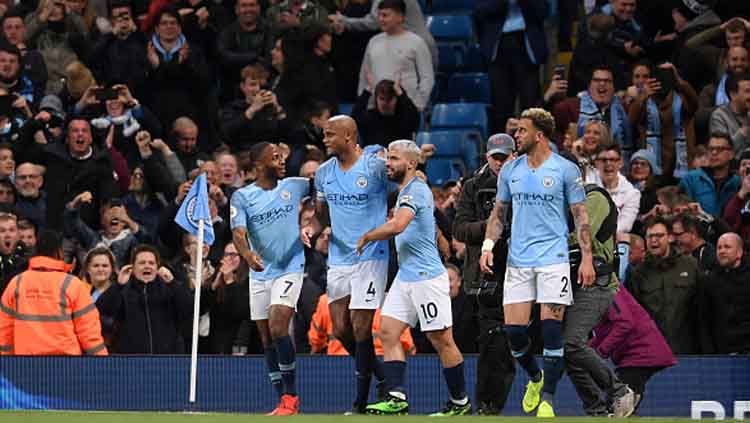 Selebrasi para pemain Man City saat Vincent Kompany (tengah) berikan keunggulan atas Leicester City. Copyright: © Laurence Griffiths/GettyImages