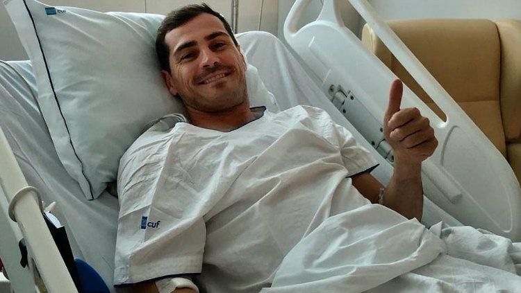 Iker Casillas saat berada di rumah sakit. Copyright: © Twitter/IkerCasillas