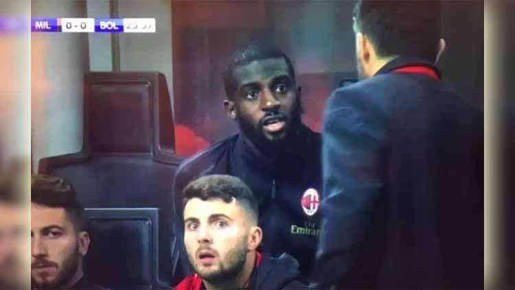 Tiemoue Bakayoko saat berdebat dengan pelatih AC Milan, Gennaro Gattuso. Foto: Sky Sport Italia/metro.co.uk. Copyright: © Sky Sport Italia/metro.co.uk