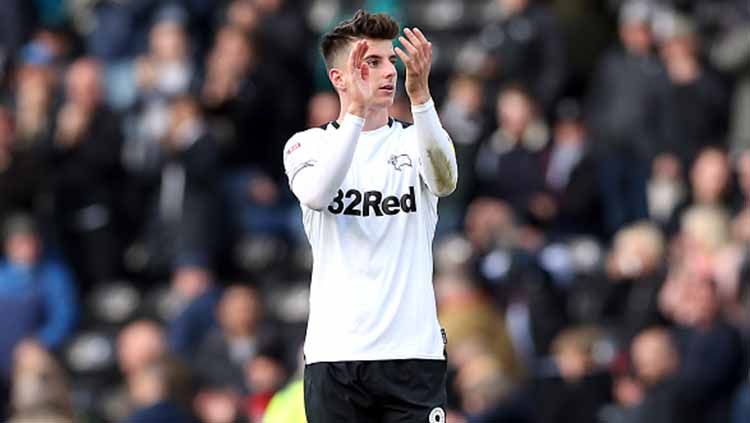 Wonderkid Chelsea, Mason Mount saat dipinjamkan ke Derby County dan menghadapi Queens Park Rangers di Divisi Championship 2018/19 lalu. Foto: Barrington Coombs/EMPICS/PA Images via Getty Images Copyright: © Barrington Coombs/EMPICS/PA Images via Getty Images