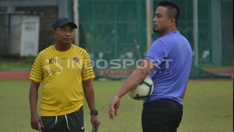 Pelatih Sriwijaya FC, Kas Hartadi (kiri) dan pelatih kiper, Ferry Rotinsulu. Copyright: © Muhammad Effendi/INDOSPORT
