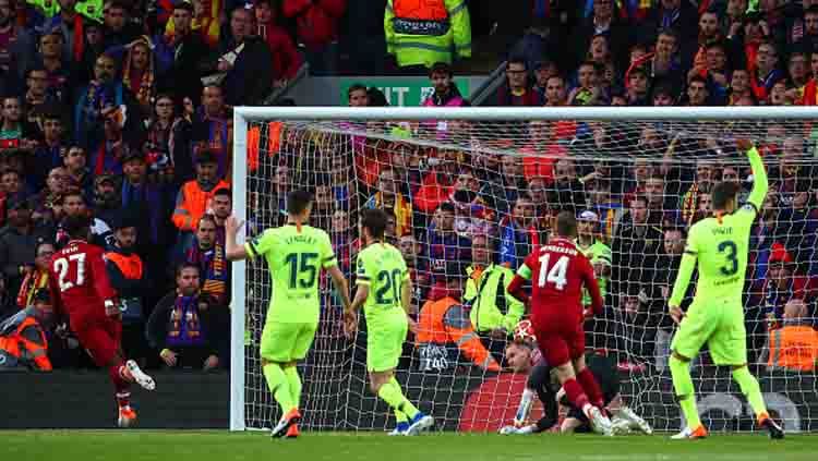 Striker Liverpool, Divock Origi (paling kiri) memberikan keunggulan untuk timnya atas Barcelona. Copyright: © Robbie Jay Barratt - AMA/Getty Images