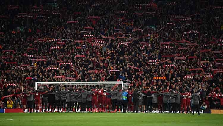 Seluruh skuat Liverpool dan jajaran pelatih menyanyikan You Will Never Walk Alone bersama para supporter. Copyright: © Shaun Botterill /GettyImages