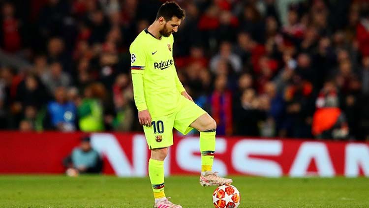 Lionel Messi saat tertunduk lesu usai dibantai 0-4 oleh Liverpool. Copyright: © Chris Brunskill/Fantasista/GettyImages