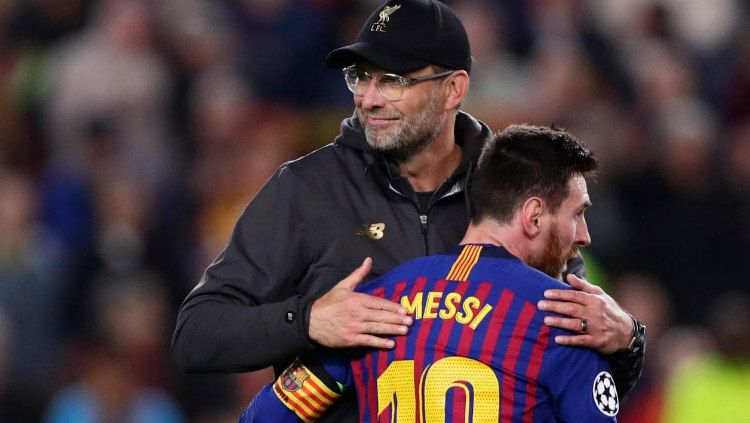 Jurgen Klopp dan Lionel Messi berpelukan usai pertandingan Liga Champions antara Liverpool vs Barcelona, Rabu (08/05/19) dini hari WIB. Copyright: © The Telegraph