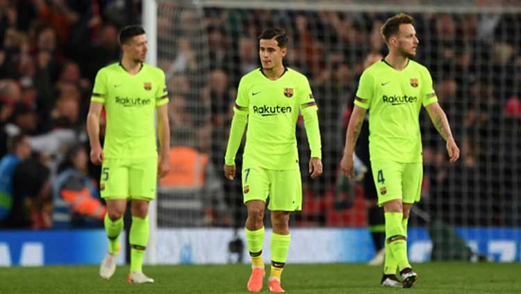 Philipe Coutinho (tengah) terlihat kecewa setelah Barcelona kalah dan gagal ke babak final Liga Champions 2018/19. Shaun Botterill/Getty Images. Copyright: © Shaun Botterill/Getty Images