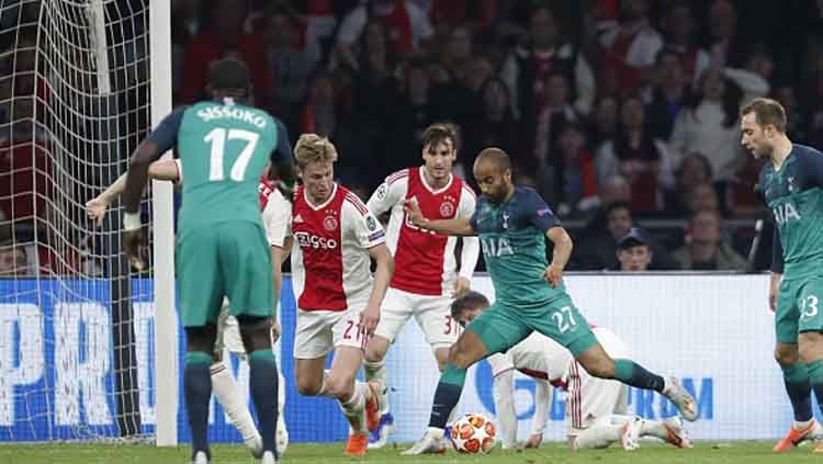Momen ketika Lucas Moura merusak lini pertahanan Ajax Amsterdam sebelum ia mencetak gol keduanya. Copyright: © VI-Images/ Getty Images