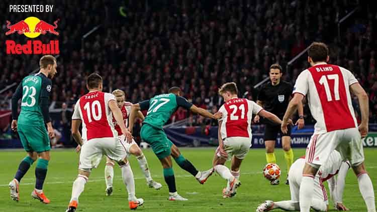 Momen Lucas Moura saat mencetak gol kedua ke gawang Ajax Amsterdam, sebelumnya ia mampu merusak lini pertahanan dari lawannya tersebut. Copyright: © Matthew Ashton/GettyImages