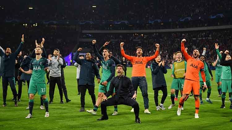Selebrasi para pemain dan pelatih Tottenham Hotspur usai memastikan diri ke final Liga Champions 2018/19. Copyright: © Dan Mullan/GettyImages