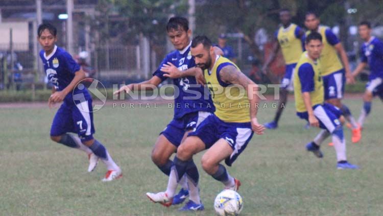 Pemain Persib Bandung, Artur Gevorkyan dan Puja Abdullah. Copyright: © Arif Rahman/INDOSPORT