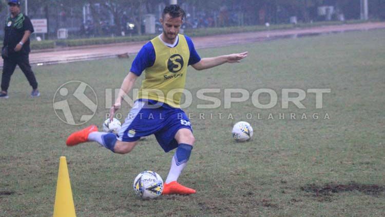 Pemain anyar Persib Bandung, Rene Mihelic sudah ikut latihan. Copyright: © Arif Rahman/INDOSPORT